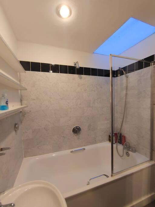 Stylish Apartment Near Carnaby Street, Sleeps 4. London Eksteriør bilde
