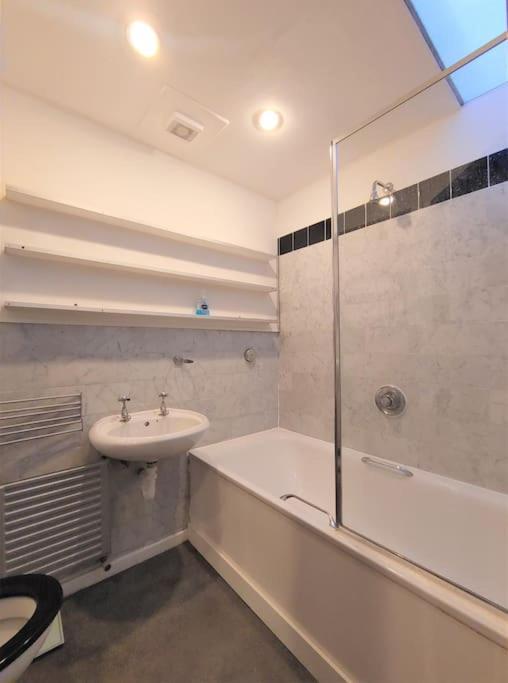 Stylish Apartment Near Carnaby Street, Sleeps 4. London Eksteriør bilde